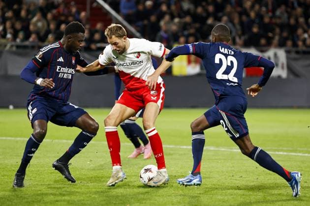 UTRECHT - (l-r) Moussa Niakhate of Olympique Lyonnais, David Min of FC Utrecht, Clinton Mata of Olympique Lyonnais during the Europa League match between FC Utrecht and Olympique Lyon at the Galgenwaard Stadium, on September 25, 2025, in Utrecht, Netherlands. ANP MAURICE VAN STEEN UEFA Europa League 2025-2026 xVIxANPxSportx xxANPxIVx 537482828 originalFilename: 537482828.jpg