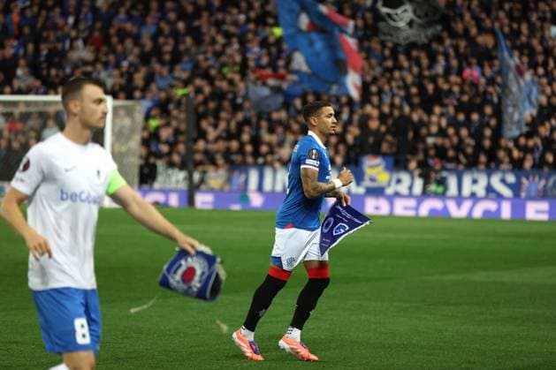 Rangers captain James Tavernier exchanges pennants with Bryan Heynen of Genk during the Europa League league phase match at Ibrox Stadium, Glasgow. Rangers v Genk - UEFA Europa League - League Phase - Ibrox Stadium, Glasgow, Lanarkshire, Scotland, UK - 25 Sep 2025Glasgow Ibrox Lanarkshire United Kingdom  Copyright: xO Rourke RangersxFC Shutterstockx 15504270bp