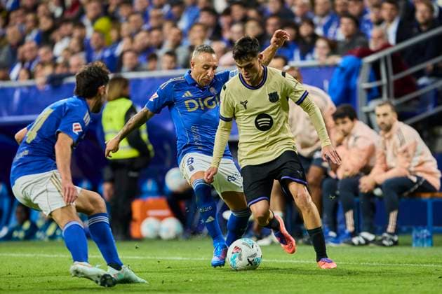 Real Oviedo v FC Barcelona, Barca - LaLiga EA Sports OVIEDO, SPAIN - SEPTEMBER 25: Pedri of FC Barcelona competes for the ball with Santi Cazorla of Real Oviedo during to the LaLiga EA Sports match between Real Oviedo and FC Barcelona at Carlos Tartiere stadium on September 25, 2025 in Oviedo, Spain. (Photo by Diego Simon Photo Players Images Magara Press) Oviedo Estadio Carlos Tartiere Spain Copyright: xDiegoxSimonx