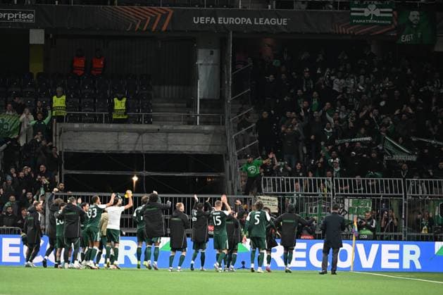 BERN, SWITZERLAND SEPTEMBER 25 The Panathinaikos team celebrates the victory with the fans during the UEFA Europa League 2025 26 League Phase MD1 match between BSC Young Boys and Panathinaikos FC at Stadion Wankdorf on September 25, 2025 in Bern, Switzerland Bern Stadion Wankdorf Bern Switzerland Copyright: xJustPictures.ch ManuelxWinterbergerx jp-en-EuSpIm-MWI_3661
