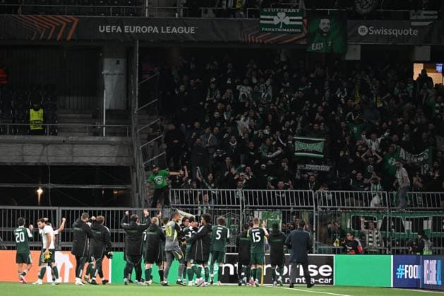 BERN, SWITZERLAND SEPTEMBER 25 The Panathinaikos team celebrates the victory with the fans during the UEFA Europa League 2025 26 League Phase MD1 match between BSC Young Boys and Panathinaikos FC at Stadion Wankdorf on September 25, 2025 in Bern, Switzerland Bern Stadion Wankdorf Bern Switzerland Copyright: xJustPictures.ch ManuelxWinterbergerx jp-en-EuSpIm-MWI_3669