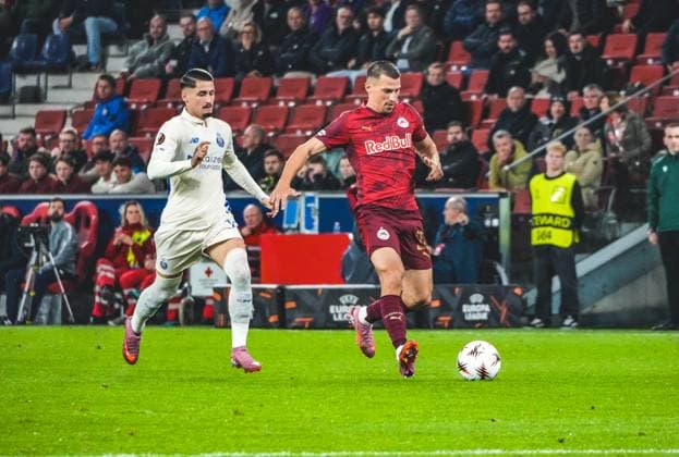 Football Austria, UEFA Europa League 2025 2026, Matchday 1 FC Red Bull Salzburg vs FC Porto Red Bull Arena Salzburg, Wals Siezenheim, Austria Petar Ratkov FC Red Bull Salzburg with Borja Sainz FC Porto Copyright: xLukasxBierederx