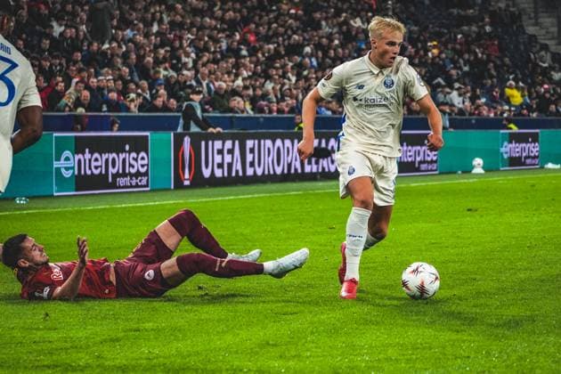 Football Austria, UEFA Europa League 2025 2026, Matchday 1 FC Red Bull Salzburg vs FC Porto Red Bull Arena Salzburg, Wals Siezenheim, Austria Victor Froholdt FC Porto with Aleksa Terzic FC Red Bull Salzburg Copyright: xLukasxBierederx