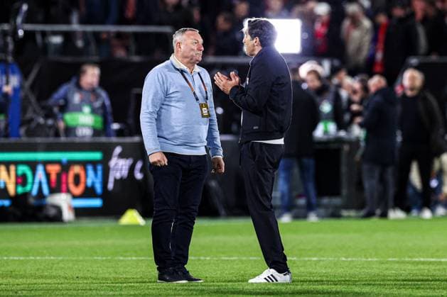 2025-09-25 FC Utrecht v Olympique Lyonnais - UEFA Europa League 2025 26 League Phase MD1 UTRECHT, NETHERLANDS - SEPTEMBER 25: Coach Ron Jans of FC Utrecht talking to Coach Paulo Fonseca of Olympique Lyonnais during the UEFA Europa League 2025 26 League Phase MD1 match between FC Utrecht and Olympique Lyonnais at Stadion Galgenwaard on September 25, 2025 in Utrecht, Netherlands. Utrecht Stadion Galgenwaard Netherlands Content not available for redistribution in The Netherlands directly or indirectly through any third parties. Copyright: xBenxGalx