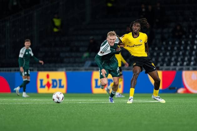 Switzerland UEFA Europa League 2025 26, BSC Young Boys vs Panathinaikos FC Stadion Wankdorf, Bern Tanguy Zoukrou 4 Young Boys in duel with Karol Swiderski 19 Panathinaikos Copyright: xKjetilxWaberx