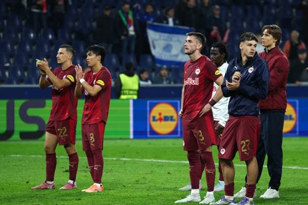 SOCCER - UEFA EL, RBS vs Porto SALZBURG,AUSTRIA,25.SEP.25 - SOCCER - UEFA Europa League, Red Bull Salzburg vs FC Porto. Image shows the disappointment of Stefan Lainer, Sota Kitano, Aleksa Terzic and Kerim Alajbegovic (RBS).  GEPAxpictures xDavidxGeieregger