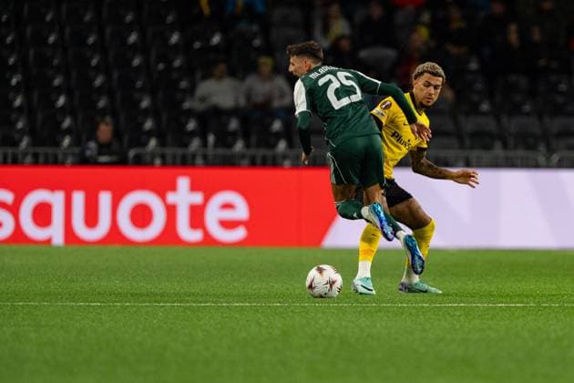 Switzerland UEFA Europa League 2025 26, BSC Young Boys vs Panathinaikos FC Stadion Wankdorf, Bern Ryan Andrews 2 Young Boys with foul against Filip Mladenovic 25 Panathinaikos Copyright: xKjetilxWaberx