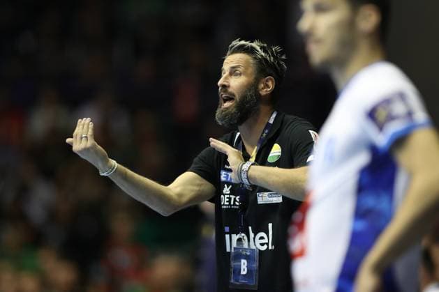 25 09 2025, xtgx, Handball, EHF Champions League, SC Magdeburg Wisla Plock v l Bennet Wiegert Magdeburg, coach gives instructions, gestures with arms, gesticulates, gives instructions Magdeubrg