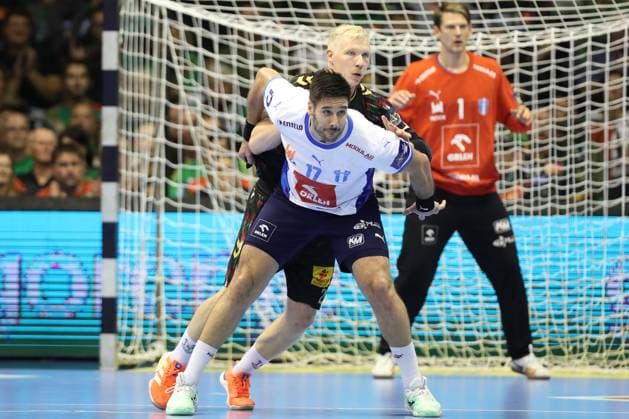 25 09 2025, xtgx, Handball, EHF Champions League, SC Magdeburg Wisla Plock v l Abel Serdio Guntin Plock, 17 , Magnus Saugstrup Magdeburg, 23 duel, duel, fight, tackle Magdeubrg