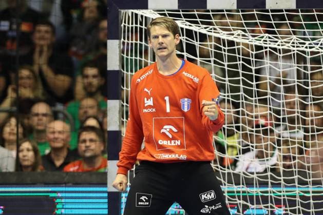 25 09 2025, xtgx, Handball, EHF Champions League, SC Magdeburg Wisla Plock v l Torbjorn Sittrup Bergerud Plock, 1 cheers over held ball, defended, held, Torhueter Magdeubrg
