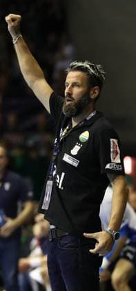 25 09 2025, xtgx, Handball, EHF Champions League, SC Magdeburg Wisla Plock v l Bennet Wiegert Magdeburg, coach jubilation, goal celebration, celebrate the goal, celebration Magdeubrg