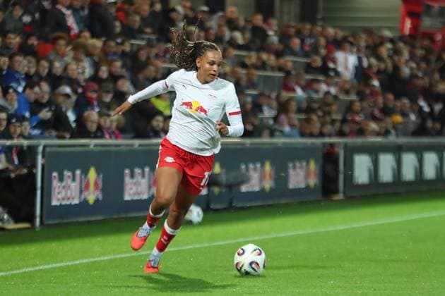 Fußball Bundesliga Frauen: RB Leipzig vs. Hamburger SV; 25.09.25 Lisa Baum (11, RB Leipzig). Fußball, Google Pixel Frauen-Bundesliga, Saison 2025 2026, 4. Spieltag: RB Leipzig vs. Hamburger SV am 25.09.25, Red Bull Arena, Leipzig. DFB REGULATIONS PROHIBIT ANY USE OF PHOTOGRAPHS AS IMAGE SEQUENCES AND OR QUASI-VIDEO. Copyright: xBEAUTIFULxSPORTS JanxKaeferx