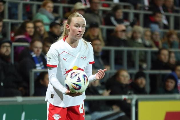 Fußball Bundesliga Frauen: RB Leipzig vs. Hamburger SV; 25.09.25 Nikoline Dudek (24, RB Leipzig) beim Einwurf. Fußball, Google Pixel Frauen-Bundesliga, Saison 2025 2026, 4. Spieltag: RB Leipzig vs. Hamburger SV am 25.09.25, Red Bull Arena, Leipzig. DFB REGULATIONS PROHIBIT ANY USE OF PHOTOGRAPHS AS IMAGE SEQUENCES AND OR QUASI-VIDEO. Copyright: xBEAUTIFULxSPORTS JanxKaeferx