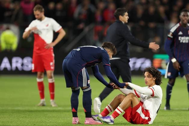 Souffian El Karouani of FC Utrecht looks disappointed and gets helped bij Afonso Moreira of Olympique Lyon during the UEFA Europa League, League phase, MD1 football match FC Utrecht vs Olympique Lyon at the Galgenwaard for the UEFA Europa League season 2025-2026 in UTRECHT, Netherlands on 25 september 2025, (photo by Peter Lous EYE4images DeFodi Images) Souffian El Karouani of FC Utrecht looks disappointed and gets helped bij Afonso Moreira of Olympique Lyon during the UEFA Europa League, League phase, MD1 football match FC Utrecht vs Olympique Lyon at the Galgenwaard for the UEFA Europa League season 2025 2026 in UTRECHT, Netherlands on 25 september 2025, photo by Peter Lous EYE4images DeFodi Images
