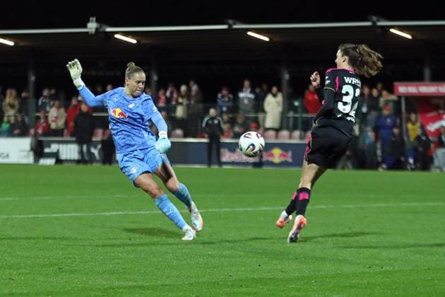 Soccer Bundesliga Women RB Leipzig vs Hamburger SV 25 09 25 Goalkeeper Elvira Herzog 1, RB Leipzig appeared on the offensive in the last attack and tried a shot on goal Soccer, Google Pixel Women Bundesliga, Season 2025 2026, Matchday 4 RB Leipzig vs Hamburger SV on 25 09 25, Red Bull Arena, Leipzig DFB REGULATIONS PROHIBIT ANY USE OF PHOTOGRAPHS AS IMAGE SEQUENCES AND OR QUASI VIDEO Copyright: xBEAUTIFULxSPORTS JanxKaeferx