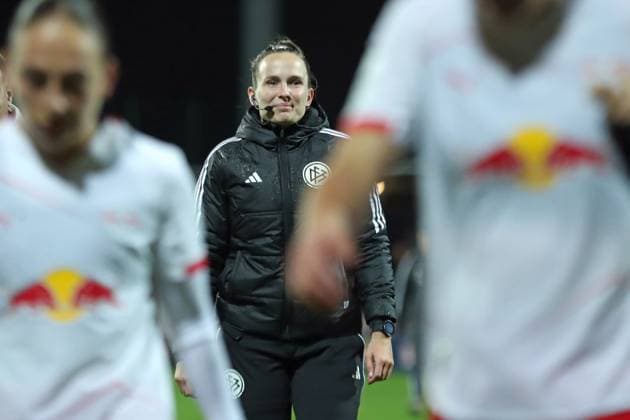Soccer Bundesliga Women RB Leipzig vs Hamburger SV 25 09 25 4 Official Celina Sophie Böhm Referee Soccer, Google Pixel Women Bundesliga, Season 2025 2026, 4 Matchday RB Leipzig vs Hamburger SV on 25 09 25, Red Bull Arena, Leipzig DFB REGULATIONS PROHIBIT ANY USE OF PHOTOGRAPHS AS IMAGE SEQUENCES AND OR QUASI VIDEO Copyright: xBEAUTIFULxSPORTS JanxKaeferx
