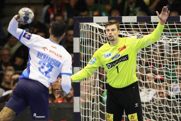 25 09 2025, xtgx, Handball, EHF Champions League, SC Magdeburg Wisla Plock v l Sergey Hernandez Ferrer Magdeburg, 1 on seven-meter penalty against Melvyn Richardson Plock, 22 Magdeubrg
