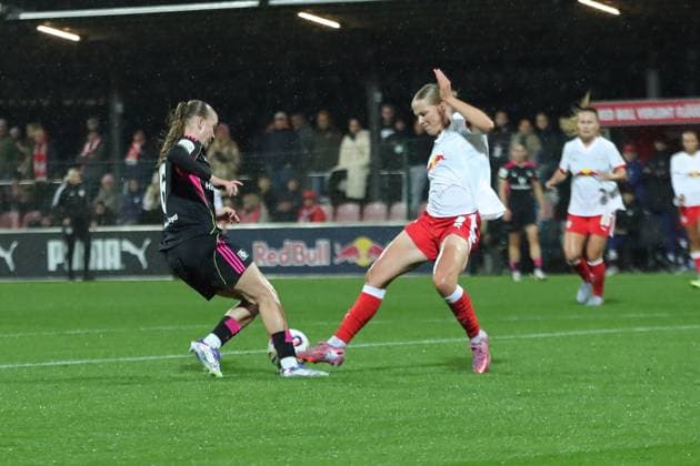 Soccer Bundesliga Women RB Leipzig vs Hamburger SV 25 09 25 Controversial scene Emilia Kiaer Asgeirsdottir 8, RB Leipzig enters the penalty area against Annaleen Böhler 6, Hamburger SV, the penalty whistle does not go Soccer, Google Pixel Women Bundesliga, Season 2025 2026, Matchday 4 RB Leipzig vs Hamburger SV on 25 09 25, Red Bull Arena, Leipzig DFB REGULATIONS PROHIBIT ANY USE OF PHOTOGRAPHS AS IMAGE SEQUENCES AND OR QUASI VIDEO Copyright: xBEAUTIFULxSPORTS JanxKaeferx