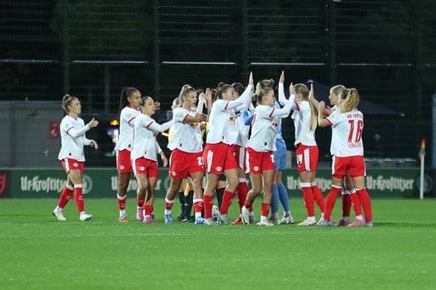 Soccer Bundesliga Women RB Leipzig vs Hamburger SV 25 09 25 The RB Leipzig team gets ready for the match Soccer, Google Pixel Women Bundesliga, Season 2025 2026, Matchday 4 RB Leipzig vs Hamburger SV on 25 09 25, Red Bull Arena, Leipzig DFB REGULATIONS PROHIBIT ANY USE OF PHOTOGRAPHS AS IMAGE SEQUENCES AND OR QUASI VIDEO Copyright: xBEAUTIFULxSPORTS JanxKaeferx