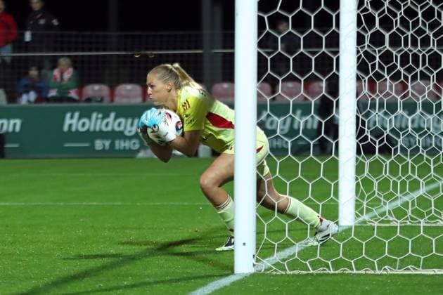 Soccer Bundesliga Women RB Leipzig vs Hamburger SV 25 09 25 Goalkeeper Inga Schuldt 1, Hamburger SV catches the ball just before the goal line Soccer, Google Pixel Women Bundesliga, Season 2025 2026, Matchday 4 RB Leipzig vs Hamburger SV on 25 09 25, Red Bull Arena, Leipzig DFB REGULATIONS PROHIBIT ANY USE OF PHOTOGRAPHS AS IMAGE SEQUENCES AND OR QUASI VIDEO Copyright: xBEAUTIFULxSPORTS JanxKaeferx