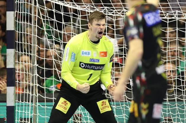 25 09 2025, xtgx, Handball, EHF Champions League, SC Magdeburg Wisla Plock v l Sergey Hernandez Ferrer Magdeburg, 1 cheers over held ball, defended, held, Torhueter Magdeubrg