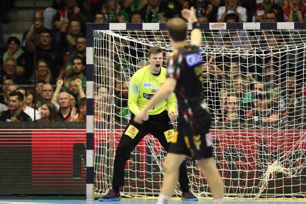 25 09 2025, xtgx, Handball, EHF Champions League, SC Magdeburg Wisla Plock v l Sergey Hernandez Ferrer Magdeburg, 1 cheers over held ball, defended, held, Torhueter Magdeubrg