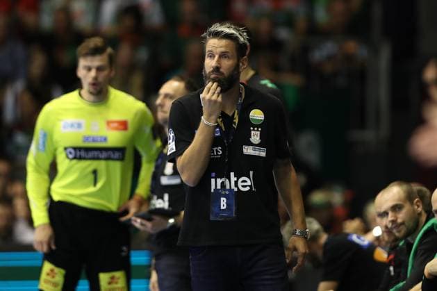 25 09 2025, xtgx, Handball, EHF Champions League, SC Magdeburg Wisla Plock v l Bennet Wiegert Magdeburg, coach thoughtfully disappointed, looks disappointed, disappointed Magdeubrg