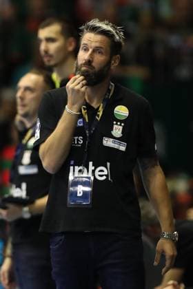 25 09 2025, xtgx, Handball, EHF Champions League, SC Magdeburg Wisla Plock v l Bennet Wiegert Magdeburg, coach thoughtfully disappointed, looks disappointed, disappointed Magdeubrg