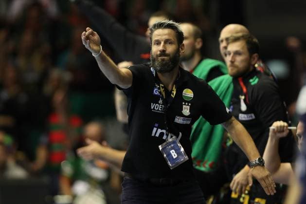25 09 2025, xtgx, Handball, EHF Champions League, SC Magdeburg Wisla Plock v l Bennet Wiegert Magdeburg, coach gives instructions, gestures with arms, gesticulates, gives instructions Magdeubrg
