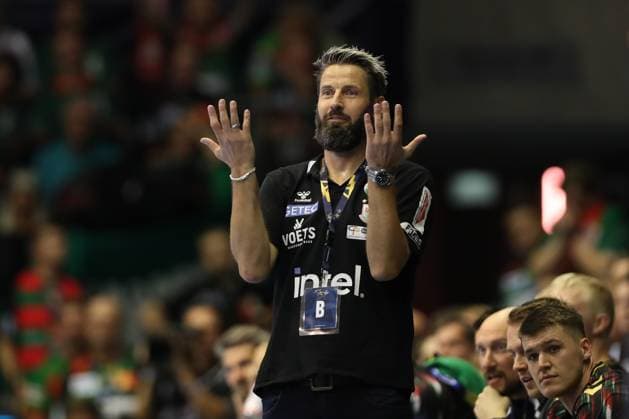 25 09 2025, xtgx, Handball, EHF Champions League, SC Magdeburg Wisla Plock v l Bennet Wiegert Magdeburg, coach gives instructions, gestures with arms, gesticulates, gives instructions Magdeubrg