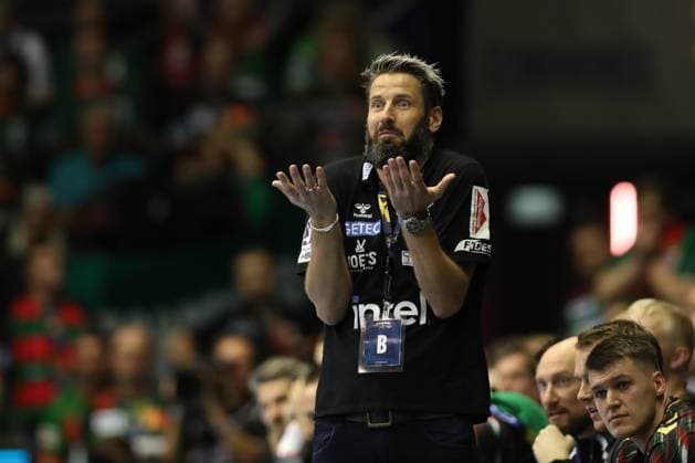 25 09 2025, xtgx, Handball, EHF Champions League, SC Magdeburg Wisla Plock v l Bennet Wiegert Magdeburg, coach gives instructions, gestures with arms, gesticulates, gives instructions Magdeubrg