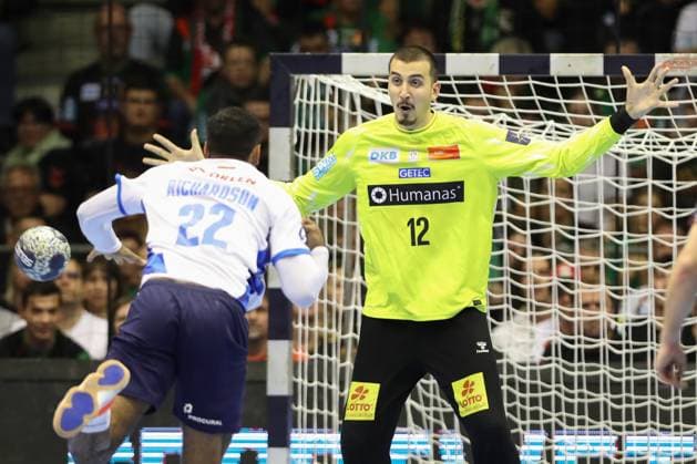 25 09 2025, xtgx, Handball, EHF Champions League, SC Magdeburg Wisla Plock v l Melvyn Richardson Plock, 22 , Matej Mandic Magdeburg, 12 Siebenmeter Magdeubrg