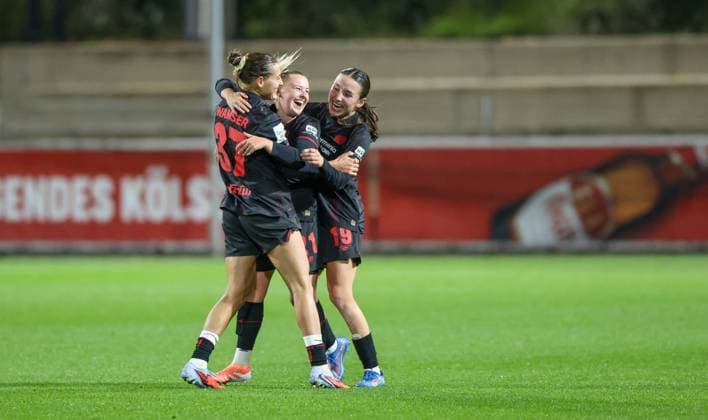 DEU, Leverkusen, Bayer Leverkusen v Eintracht Frankfurt, Google Pixel Bundesliga, DFB, Saison 2526, Ulrich Haberland Stadion, 4 Spieltag, im Bild v l n r Leverkusen wins after goals with 2 1 against Eintracht Frankfurt, joy and jubilation, Carlotta Wamser Bayer Leverkusen 37 , Vanessa Fudalla Bayer Leverkusen 21 and Loreen Bender Bayer Leverkusen 19 DFB DFL REGULATIONS PROHIBIT ANY USE OF PHOTOGRAPHS AS IMAGE SEQUENCES AND OR QUASI VIDEO, 25 09 2025, Copyright: HMBxMedia HendrikxHamelau