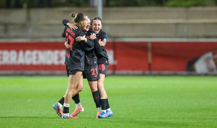 DEU, Leverkusen, Bayer Leverkusen v Eintracht Frankfurt, Google Pixel Bundesliga, DFB, Saison 2526, Ulrich Haberland Stadion, 4 Spieltag, im Bild v l n r Leverkusen wins after goals with 2 1 against Eintracht Frankfurt, joy and jubilation, Carlotta Wamser Bayer Leverkusen 37 , Vanessa Fudalla Bayer Leverkusen 21 and Loreen Bender Bayer Leverkusen 19 DFB DFL REGULATIONS PROHIBIT ANY USE OF PHOTOGRAPHS AS IMAGE SEQUENCES AND OR QUASI VIDEO, 25 09 2025, Copyright: HMBxMedia HendrikxHamelau
