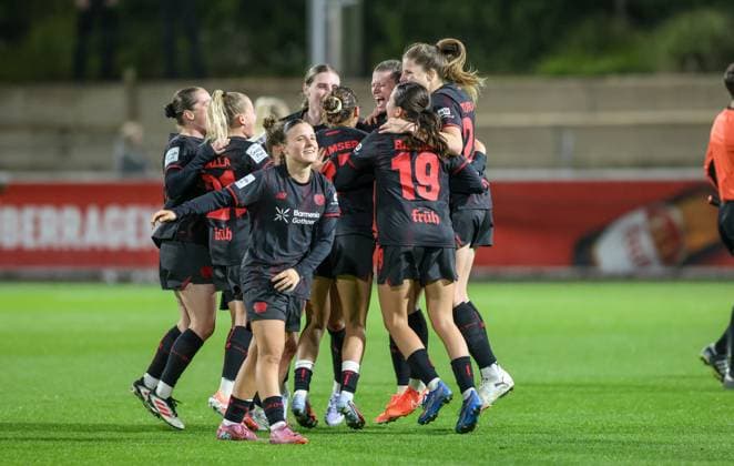 DEU, Leverkusen, Bayer Leverkusen v Eintracht Frankfurt, Google Pixel Bundesliga, DFB, Saison 2526, Ulrich Haberland Stadion, 4 Spieltag, im Bild Leverkusen gewinnt nach Tor mit 2 1 gegen Eintracht Frankfurt, Freude und Jubel, Carlotta Wamser Bayer Leverkusen 37 DFB DFL REGULATIONS PROHIBIT ANY USE OF PHOTOGRAPHS AS IMAGE SEQUENCES AND OR QUASI VIDEO, 25 09 2025, Copyright: HMBxMedia HendrikxHamelau