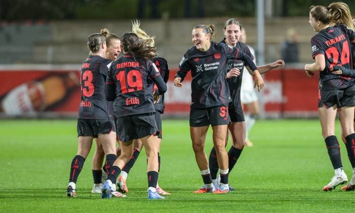 DEU, Leverkusen, Bayer Leverkusen v Eintracht Frankfurt, Google Pixel Bundesliga, DFB, Saison 2526, Ulrich Haberland Stadion, 4 Spieltag, im Bild Leverkusen gewinnt nach Tor mit 2 1 gegen Eintracht Frankfurt, Freude und Jubel, Carlotta Wamser Bayer Leverkusen 37 DFB DFL REGULATIONS PROHIBIT ANY USE OF PHOTOGRAPHS AS IMAGE SEQUENCES AND OR QUASI VIDEO, 25 09 2025, Copyright: HMBxMedia HendrikxHamelau