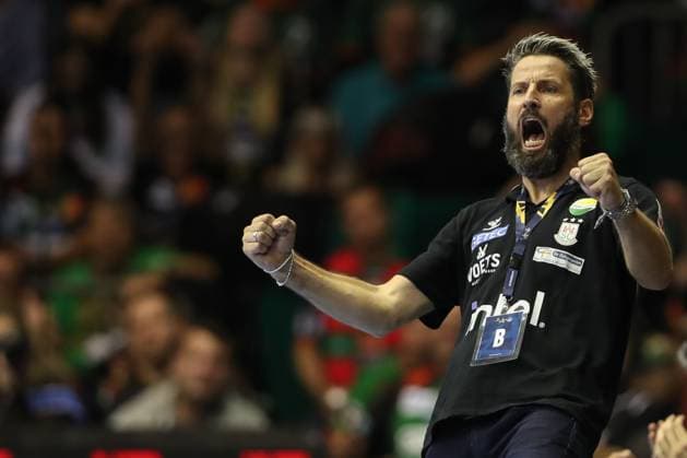 25.09.2025, xtgx, Handball, EHF Champions League, SC Magdeburg - Wisla Plock v.l. Bennet Wiegert (Magdeburg, Trainer) Jubel, Torjubel, jubelt ueber das Tor, celebrate the goal, celebration Magdeubrg *** 25 09 2025, xtgx, Handball, EHF Champions League, SC Magdeburg Wisla Plock v l Bennet Wiegert Magdeburg, coach jubilation, goal celebration, celebrate the goal, celebration Magdeubrg