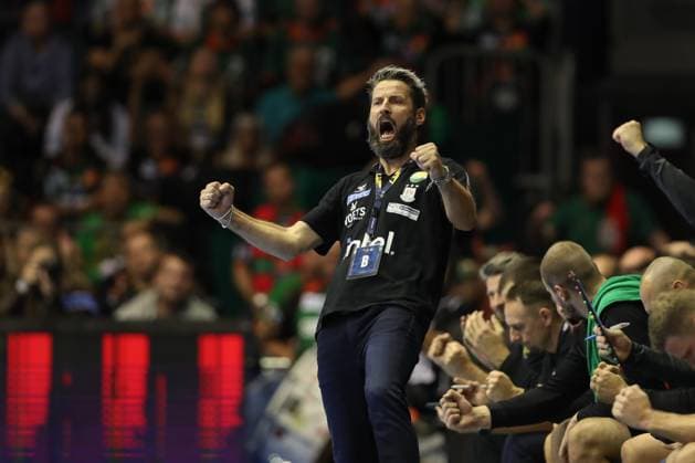 25 09 2025, xtgx, Handball, EHF Champions League, SC Magdeburg Wisla Plock v l Bennet Wiegert Magdeburg, coach jubilation, goal celebration, celebrate the goal, celebration Magdeubrg