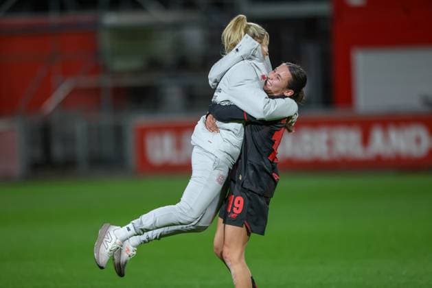DEU, Leverkusen, Bayer Leverkusen v Eintracht Frankfurt, Google Pixel Bundesliga, DFB, Saison 2526, Ulrich Haberland Stadion, 4 Spieltag, im Bild f l n r Friederike Mehring Co Trainerin Bayer Leverkusen und Loreen Bender Bayer Leverkusen 19 DFB DFL REGULATIONS PROHIBIT ANY USE OF PHOTOGRAPHS AS IMAGE SEQUENCES AND OR QUASI VIDEO, 25 09 2025, Copyright: HMBxMedia HendrikxHamelau