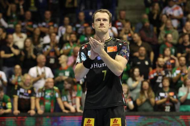 25 09 2025, xtgx, Handball, EHF Champions League, SC Magdeburg Wisla Plock v l Felix Claar Magdeburg, 7 Cheering about the victory, cheering after the end of the game Magdeubrg