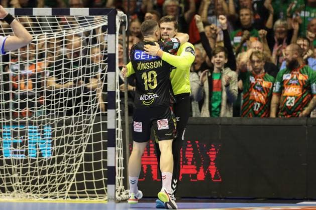 25 09 2025, xtgx, Handball, EHF Champions League, SC Magdeburg Wisla Plock v l Elvar Orn Jonsson Magdeburg, 19 , Sergey Hernandez Ferrer Magdeburg, 1 Celebrating the victory, cheering after the end of the game Magdeubrg