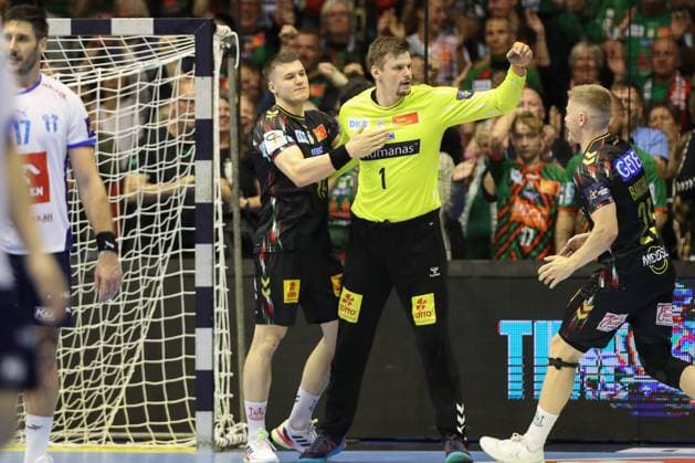 25 09 2025, xtgx, Handball, EHF Champions League, SC Magdeburg Wisla Plock v l Elvar Orn Jonsson Magdeburg, 19 , Sergey Hernandez Ferrer Magdeburg, 1 Sebastian Barthold Magdebug, 25 Celebrating the victory, cheering after the end of the game Magdeubrg