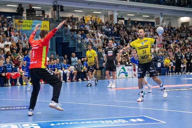Dominik Kuzmanović, Goalkeeper, VfL Gummersbach 1 , Kai Haefner, Right back, TVB Stuttgart 34 , VfL Gummersbach vs TVB 1898 Stuttgart, Daikin Handball Bundesliga, Men , Matchday 6, 25 09 2025 Gummersbach NRW Germany Copyright: xkolbert-press MartinxWdziecznyx