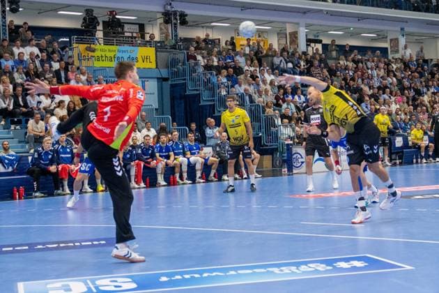 Dominik Kuzmanović, Goalkeeper, VfL Gummersbach 1 , Kai Haefner, Right back, TVB Stuttgart 34 , VfL Gummersbach vs TVB 1898 Stuttgart, Daikin Handball Bundesliga, Men , Matchday 6, 25 09 2025 Gummersbach NRW Germany Copyright: xkolbert-press MartinxWdziecznyx