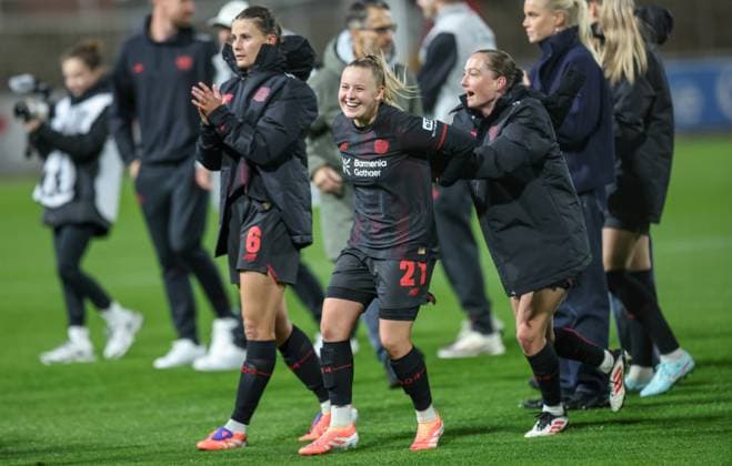 DEU, Leverkusen, Bayer Leverkusen v Eintracht Frankfurt, Google Pixel Bundesliga, DFB, Saison 2526, Ulrich Haberland Stadion, 4 Spieltag, im Bild Leverkusen gewinnt nach Tor mit 2 1 gegen Eintracht Frankfurt, Freude und Jubel, Vanessa Fudalla Bayer Leverkusen 21 und Kristin Kögel Bayer Leverkusen 11 DFB DFL REGULATIONS PROHIBIT ANY USE OF PHOTOGRAPHS AS IMAGE SEQUENCES AND OR QUASI VIDEO, 25 09 2025, Copyright: HMBxMedia HendrikxHamelau