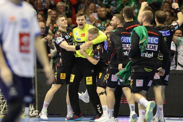 25 09 2025, xtgx, Handball, EHF Champions League, SC Magdeburg Wisla Plock v l Elvar Orn Jonsson Magdeburg, 19 , Sergey Hernandez Ferrer Magdeburg, 1 Sebastian Barthold Magdebug, 25 Celebrating the victory, cheering after the end of the game Magdeubrg