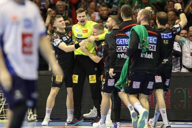 25 09 2025, xtgx, Handball, EHF Champions League, SC Magdeburg Wisla Plock v l Elvar Orn Jonsson Magdeburg, 19 , Sergey Hernandez Ferrer Magdeburg, 1 Sebastian Barthold Magdebug, 25 Celebrating the victory, cheering after the end of the game Magdeubrg