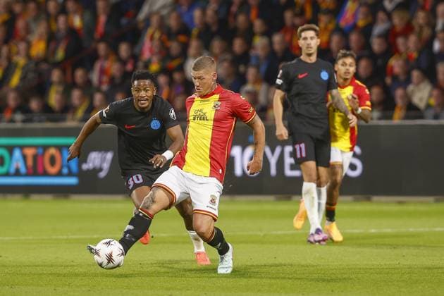 DEVENTER , 25-09-2025 , Stadium De Adelaarshorst , season 2025 2026 , UEFA Europa League League phase . match between Go Ahead Eagles and FCSB, final result 0-1, Picture shows FCSB player Siyabonga Ngezana GA Eagles player Victor Edvardsen Go Ahead Eagles - FCSB  x31196157x Copyright: