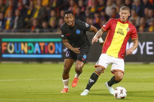 DEVENTER , 25-09-2025 , Stadium De Adelaarshorst , season 2025 2026 , UEFA Europa League League phase . match between Go Ahead Eagles and FCSB, final result 0-1, Picture shows FCSB player Siyabonga Ngezana GA Eagles player Victor Edvardsen Go Ahead Eagles - FCSB  x31196161x Copyright: