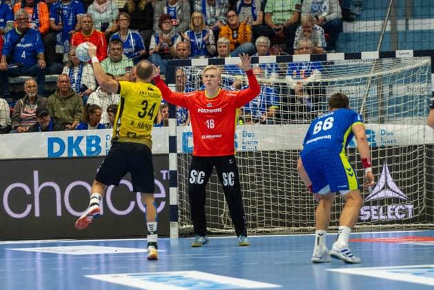 Kai Haefner, right back, TVB Stuttgart 34 , Bertram Obling, goalkeeper, VfL Gummersbach 16 , Å tÄpan Zeman, rebounder, VfL Gummersbach 66 , VfL Gummersbach vs TVB 1898 Stuttgart, Daikin Handball Bundesliga, Men , Matchday 6, 25 09 2025 Gummersbach NRW Germany Copyright: xkolbert-press MartinxWdziecznyx